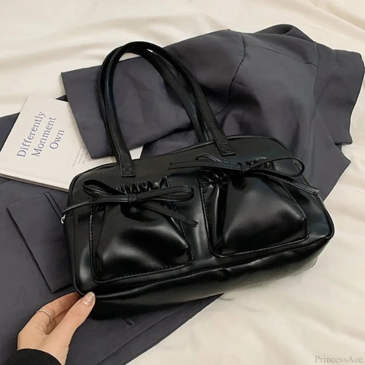 Glossy PU Sewing Thread Shoulder Bag Black / Without pendant shoulder-250126